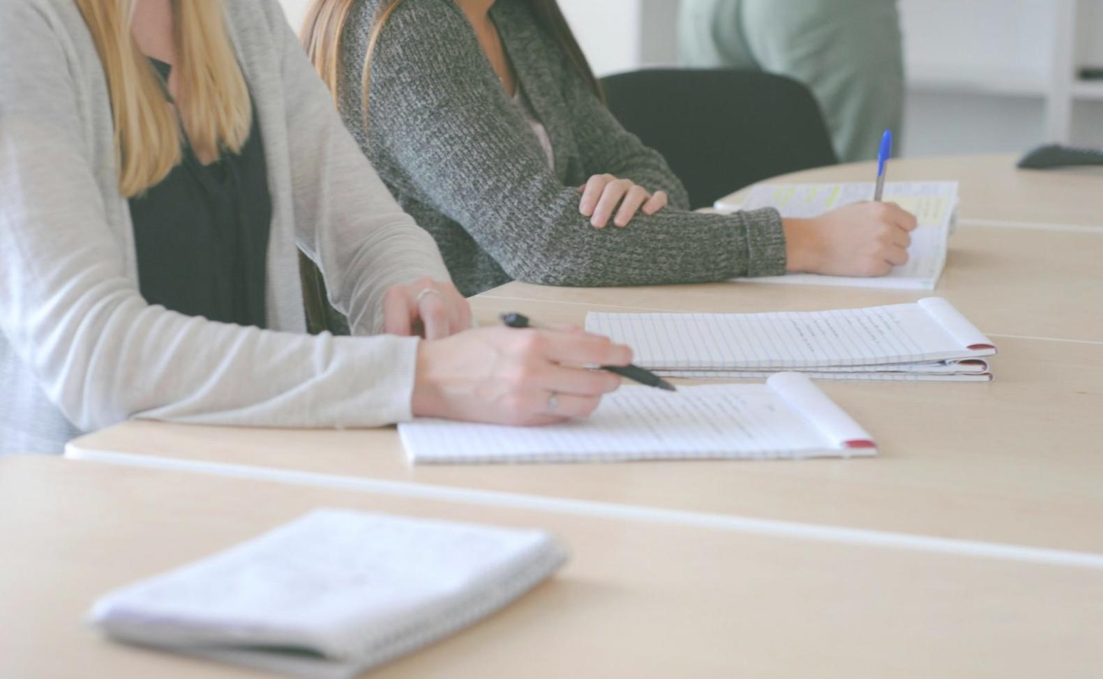 Equipo de solivenara trabajando en análisis financiero